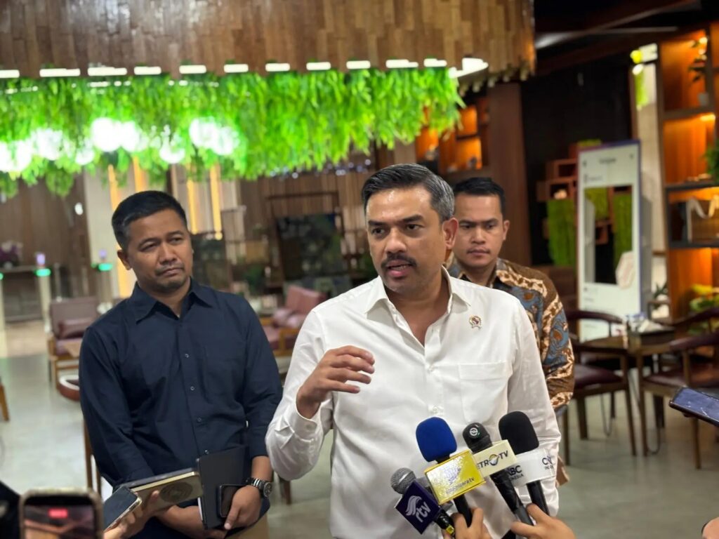 Menteri UMKM, Maman Abdurrahman menjelaskan tentang perubahan status hukum pengemudi ojol di Gedung Smesco, Jakarta, Rabu (1/7/2026). Foto: Investortrust/Farhan Nugraha.