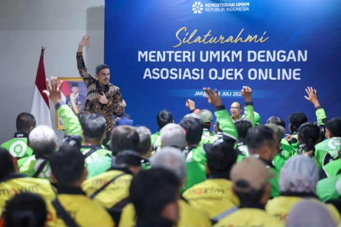 Menteri UMKM, Maman Abdurrahman melakukan audiensi dengan komunitas ojek daring di Jakarta, baru-baru ini. Foto: Kementerian UMKM.