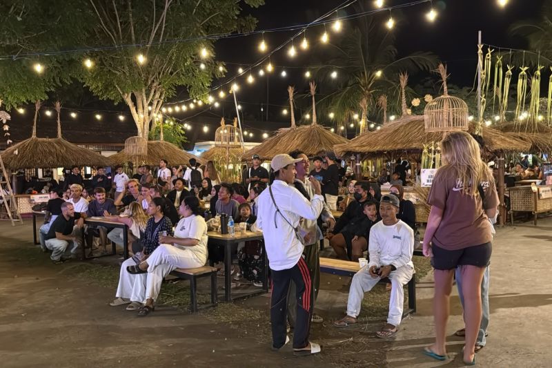 Ilustrasi turis domestik dan mancanegara menikmati suasana festival kuliner jalanan di Mandalika, Lombok Tengah, Nusa Tenggara Barat. Foto: Antara.