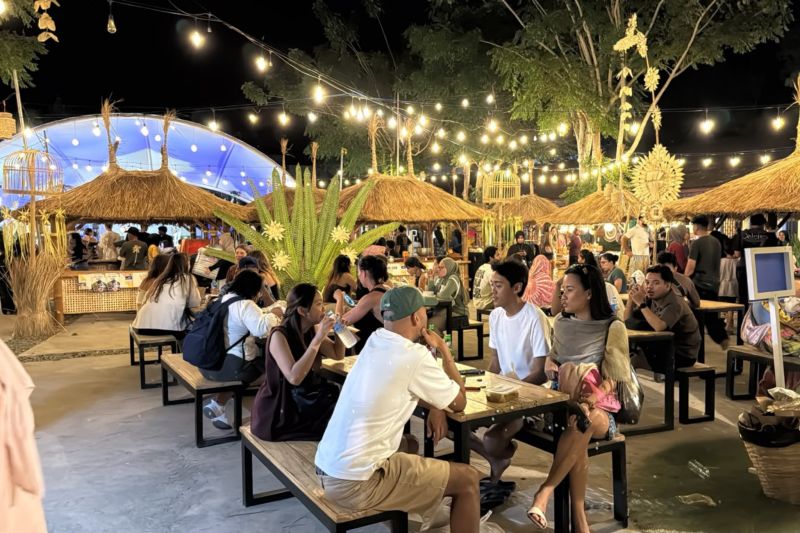 Para turis domestik dan mancanegara menikmati suasana Mandalika Street Food Festival 2026 di Area Bazaar Mandalika dan Kuta Lane, NTB. Foto: Antara.