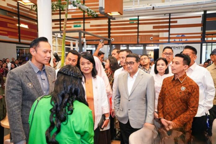 Menteri Ekonomi Kreatif (Menekraf), Teuku Riefky Harsya dan Menteri Koordinator Bidang Infrastruktur dan Pembangunan Kewilayahan (Menko IPK), Agus Harimurti Yudhoyono (AHY) menghadiri pembukaan IndoBuildTech Expo 2026 di ICE SCBD Tangerang, Rabu (8/7/2026). Foto: Kemenekraf.