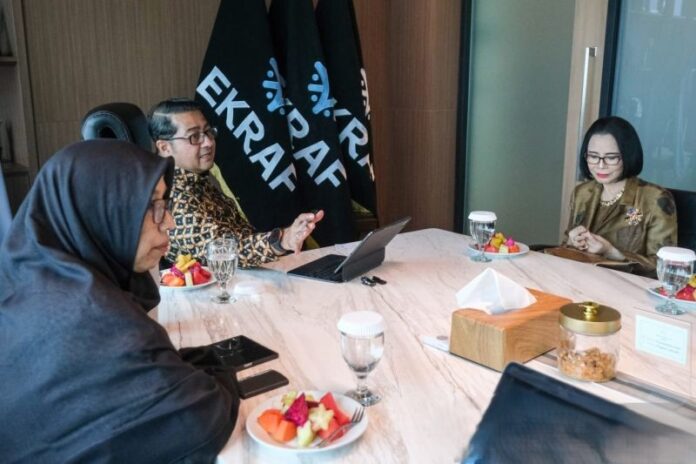 Menteri Ekonomi Kreatif/Kepala Badan Ekonomi Kreatif (Ekraf), Teuku Riefky Harsya menerima audiensi penyelenggara Indonesia Fashion Week (IFW) 2026 di Kantor Kementerian Ekonomi Kreatif, Jakarta. Foto: Antara.