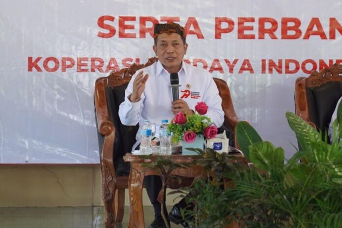 Menteri Koperasi (Menkop) Ferry Juliantono saat berdialog dengan para pelaku koperasi lintas sektor membahas berbagai langkah penguatan koperasi di Kabupaten Pamekasan, Jawa Timur. Foto: Antara.