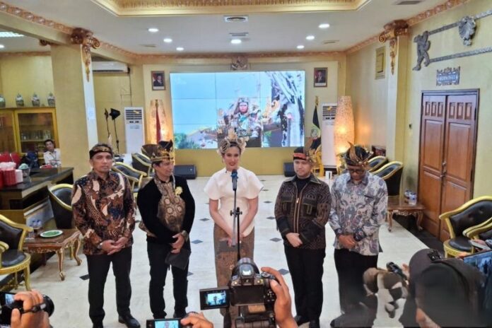 Menteri Pariwisata (Menpar), Widiyanti Putri Wardhana bersama Wagub Jatim Emil Elestianto Dardak dalam konferensi pers di Pendapa Wahyawibawagraha Jember, Minggu (26/7/2026). Foto: Antara.