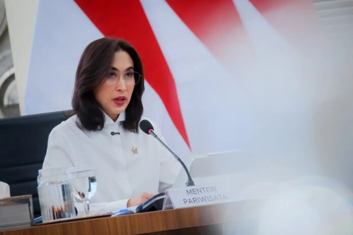 Menteri Pariwisata (Menpar), Widiyanti Putri Wardhana memberikan keterangan pers di Bakom RI, Rabu (15/7/2026). Foto: Kemenpar.