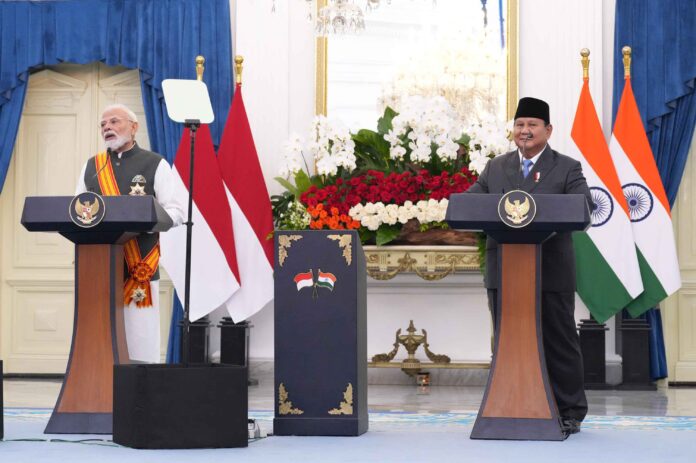Presiden Prabowo Subianto (kanan) bersama Perdana Menteri India Narendra Modi (kiri) memberi keterangan pers seusai pertemuan di Istana Merdeka, Jakarta, Selasa (7/7/2026). Foto: Bakom RI