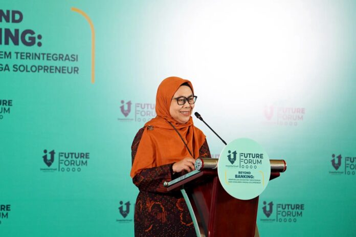 Kepala Departemen Pengaturan dan Pengembangan UMKM dan Keuangan Syariah di Otoritas Jasa Keuangan (OJK) Ayahandayani memberikan sambutan pada Seminar “Beyond Banking: Memperluas Ekosistem Terintegrasi dari Konsumen hingga Solopreneur” di Hotel Aryaduta Menteng, Kamis (23/7/2026). Foto: Investortrust/Dicki Antariksa