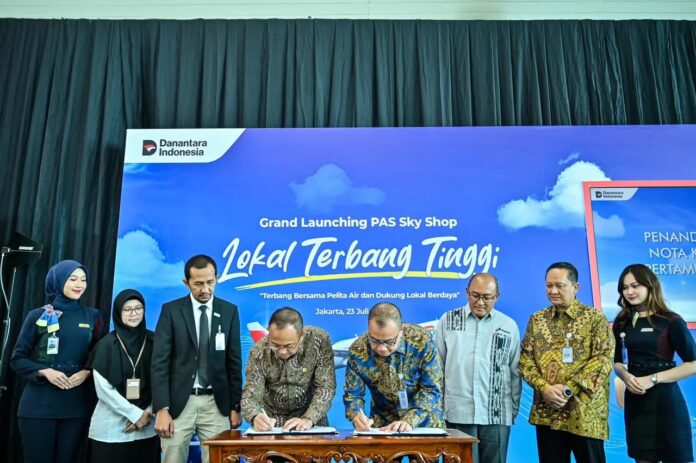 Direktur Utama PT Pelita Air Service, Faik Fahmi bersama Corporate Secretary PT Pertamina (Persero), Arya Dwi Paramita menandatangani nota kesepahaman (MOU) pada acara Grand Launching PAS Sky Shop Lokal Terbang Tinggi “Terbang Bersama Pelita Air dan Dukung Lokal Berdaya” yang diselenggarakan di Terminal 3 Bandara Soekarno Hatta, Tangerang, Kamis (23/7/2026). Foto: Pertamina.