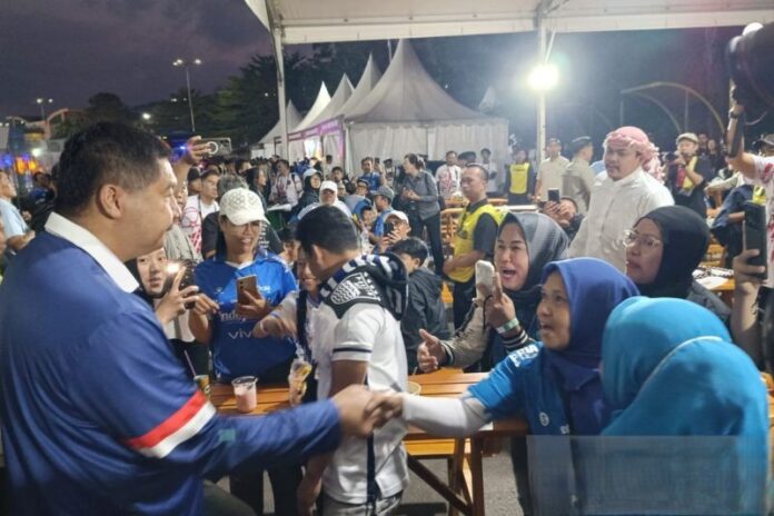 Ketua Steering Committee (SC) Piala Presiden, Maruarar Sirait saat meninjau gerai UMKM pada penyelenggaraan Piala Presiden di Stadion Si Jalak Harupat, Kabupaten Bandung, Jawa Barat, Sabtu (25/7/2026). Foto: Antara.