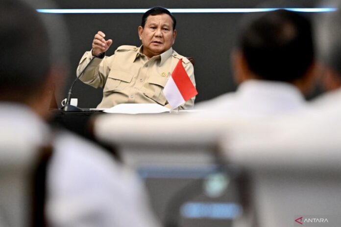Presiden Prabowo Subianto memimpin rapat terbatas mengenai Koperasi Desa/Kelurahan Merah Putih (KDKMP) dan program Makan Bergizi Gratis (MBG) di Istana Kepresidenan, Jakarta, Rabu (15/7/2026). Foto: Antara.
