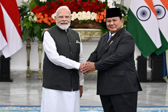 Presiden RI Prabowo Subianto bersalaman dengan PM India Narendra Modi di Istana Merdeka, Jakarta, Selasa (7/7/2026). Foto: BPMI Setpres/ Cahyo.