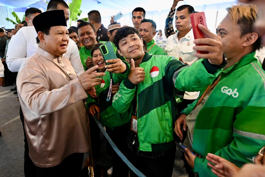 Ilustrasi Presiden Prabowo Subianto berfoto bersama sejumlah pengemudi ojol. Foto: Biro Pers Sekretariat Presiden/Cahyo.