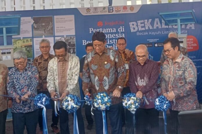 Menteri Keuangan (Menkeu), Purbaya Yudhi Sadewa bersama Gubernur DIY, Sri Sultan HB X memotong pita pembukaan Pasar Rakyat Usaha Mikro dan penyerahan Bekalista di Yogyakarta, Kamis (16/7/2026) sore. Foto: Antara.