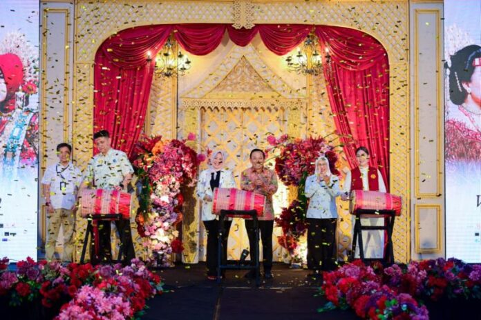 Wagub Sulsel Fatnawati Rusdi (tiga kiri) memukul gendang sebagai tanda dibukanya kegiatan TAWG ke-10 di Makassar, Jumat, (17/7/2026). Foto: Antara.