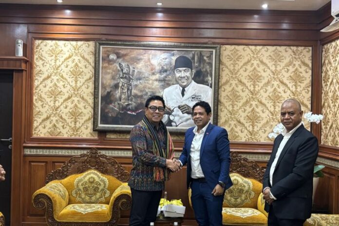 Wakil Wali Kota Denpasar, I Kadek Agus Arya Wibawa berjabatan tangan dengan Atase Perdagangan dan Industri Konsulat Jenderal Timor Leste di Denpasar, Apolo Justino Franca da Silva, di Kantor Wali Kota Denpasar, Selasa (21/7/2026). Foto: Antara.