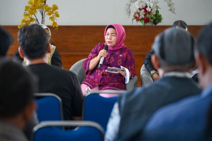 Kepala Dinas Koperasi, Usaha Kecil dan Menengah Provinsi Sumut, Yuliani Siregar dalam temu pers di Kantor Gubernur Sumut, Kamis (23/7/2026). Foto: Antara.