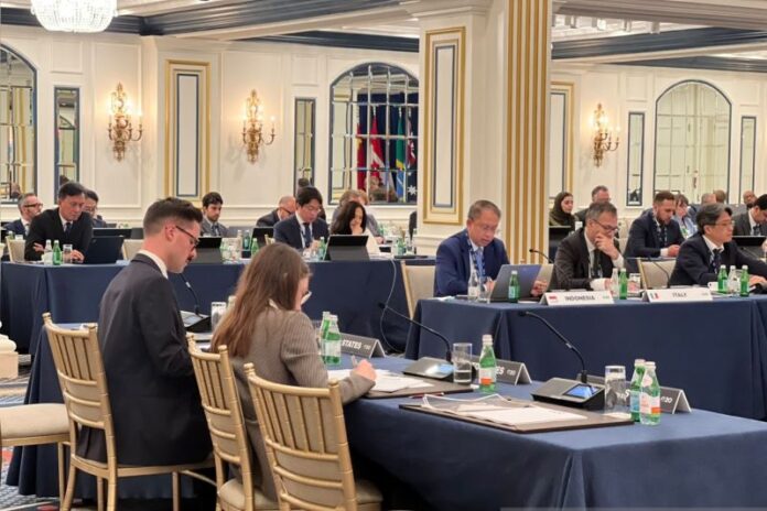 Deputi Bidang Koordinasi Kerja Sama Ekonomi dan Investasi Kementerian Koordinator Bidang Perekonomian, Edi Prio Pambudi (dengan nameplate Indonesia) pada Pertemuan Sherpa G20 ke-2 Presidensi Amerika Serikat (AS) di Washington DC, Senin (6/7/2026). Foto: Antara.