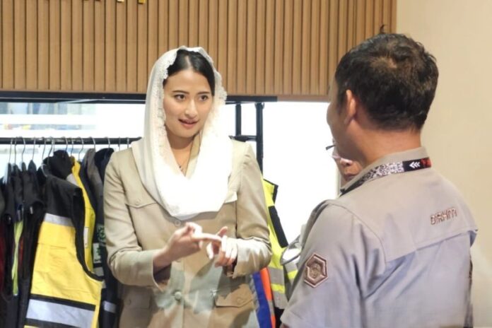 Wakil Menteri Perdagangan (Wamendag), Dyah Roro Esti Widya Putri berkunjung ke kantor Ayung Sportindo milik Asrul Tesani di Kota Malang, Jawa Timur, Jumat (24/7/2026). Foto: Antara.