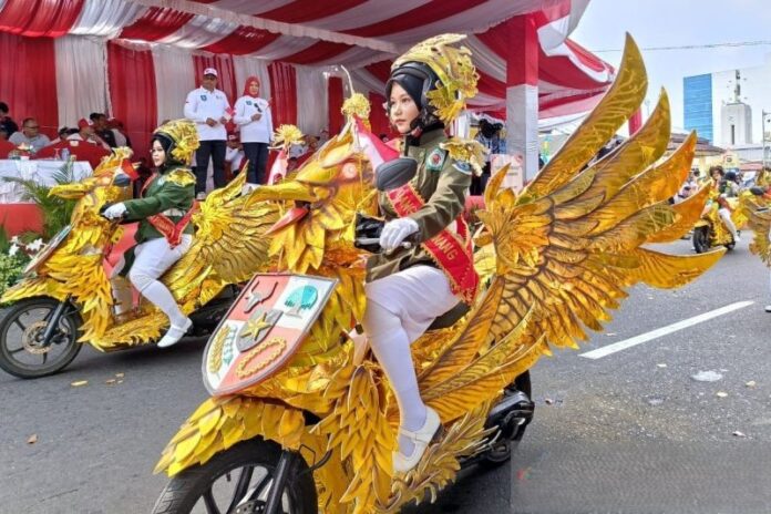 Kepala Dinas Koperasi dan UMKM Provinsi Kepulauan Babel, Arie Primajaya (di panggung) menghadiri Pawai Karnaval Kendaraan Hias HUT Ke-81 Republik Indonesia di Pangkalpinang, Sabtu (29/8/2026). Foto: Antara.