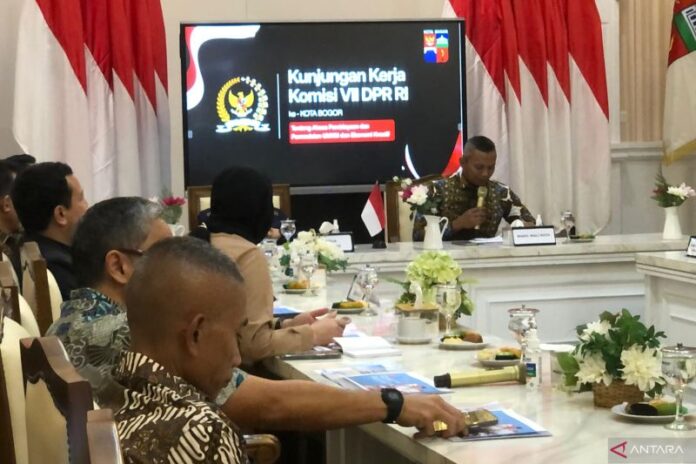 Wakil Wali Kota Bogor Jenal Mutaqin menerima kunjungan kerja Komisi VII DPR RI di Balai Kota Bogor, Jawa Barat, Jumat (28/8/2026). Foto: Antara.