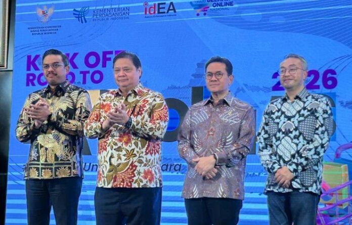 Menko Perekonomian Airlangga Hartarto (tengah), Menteri Perdaganganan Budi Santoso (dua dari kanan), Menteri UMKM Maman Abdurrahman (kiri) dan Ketua Umum IdeA Budi Priawan dalam pembukaan Kick-off Road to Harbolnas 2026 di kantor Kementerian Perdagangan, Jakarta, Kamis (27/8/2026). Foto: Antara.