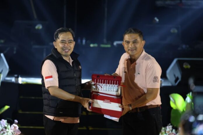Bupati Jember Muhammad Fawait (kiri) bersama Komisaris Utama PT BIN Cigar Febrian Ananta Kahar dalam Festival JKCI, di Pantai Watu Ulo Jember, Sabtu (1/8/2026) malam. Foto: Antara.