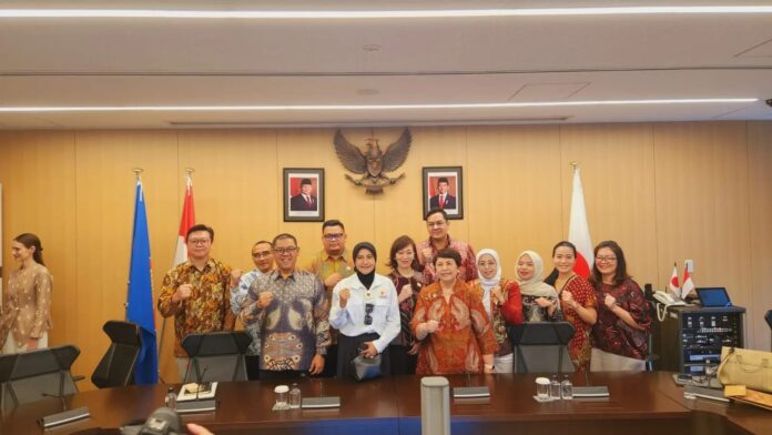 Wakil Ketua Umum Bidang Pertanian Kadin Indonesia, Devi Erna Rachmawati dan sejumlah pengurus Kadin dalam pertemuan dengan Duta Besar Indonesia untuk Jepang, Nurmala Kartini Pandjaitan Sjahrir, di Tokyo, Jepang pada 31 Juli 2026 yang melibatkan Tokyo SMEs, Kadin Indonesia Komite Bilateral, serta mitra bisnis di Jepang. Foto: Kadin