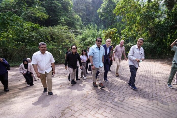 Menteri Ekonomi Kreatif/Kepala Badan Ekonomi Kreatif (Ekraf), Teuku Riefky Harsya meninjau lokasi syuting film internasional 