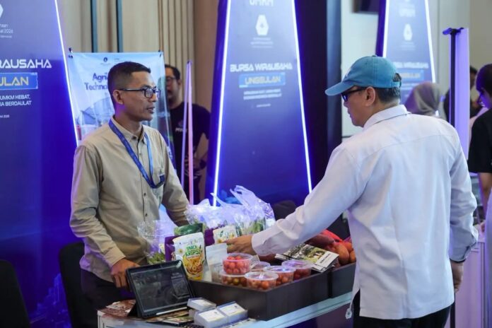 Deputi Bidang Kewirausahaan Kementerian Usaha Mikro, Kecil, dan Menengah (UMKM), Riza Damanik (kanan) dalam sebuah acara kewirausahaan nasional. Foto: Kementerian UMKM.