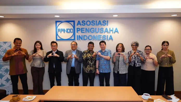 Dari kiri ke kanan: CEO Investortrust Primus Dorimulu, Presiden Direktur PT Indonesia Open Network (ION) Bayu Prawira Hie, Direktur Eksekutif Asosiasi Pengusaha Indonesia (APINDO) dan pengurus Yayasan Teknologi Indonesia Rudolf Saut Butarbutar, CEO PT Chairos International Ventures, Sachin Gopalan, Ketua Yayasan ION Teknologi Indonesia/Presiden Direktur PT Wismilak Inti Makmur Tbk (WIIM), Ronald Walla, dan Project Director PT Chairos International Ventures Maria Indawati, beserta Seema Sunghay dan Sasha Aisha dari SRSP lawfirm berfoto bersama usai proses penandatanganan akta pendirian PT Indonesia Open Network (ION) di Sekretariat Asosiasi Pengusaha Indonesia (Apindo) di Gedung Permata Kuningan, Setiabudi, Jakarta Selatan, Jumat (4/9/2026). Foto: Investortrust/Dicki Antariksa.