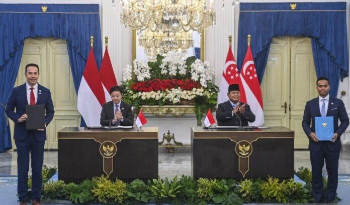 Presiden Prabowo Subianto (kedua kanan) dan Perdana Menteri (PM) Singapura Lawrence Wong (kedua kiri) menyaksikan Ketua Umum KADIN Anindya Bakrie (kanan) dan Ketua Federasi Bisnis Singapura Mark Lee (kiri) bertukar nota kesepahaman bidang kecerdasan artifisial (AI) bagi UMKM dalam rangkaian Leaders Retreat di Istana Merdeka, Jakarta, baru-baru ini. Foto: Antara.